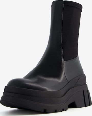 Chelsea Boots Bershka en noir : devant