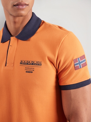 Tricou 'EMBERS' de la NAPAPIJRI pe portocaliu