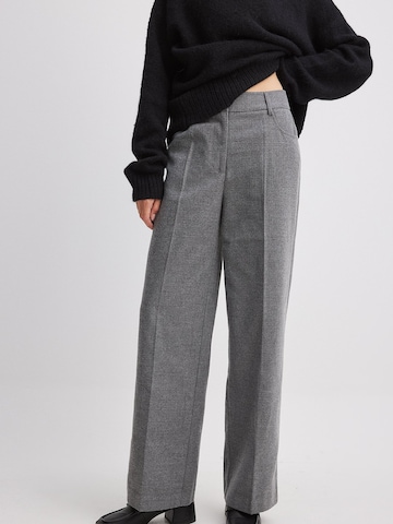 NA-KD Wide leg Pleated Pants in Grey: front