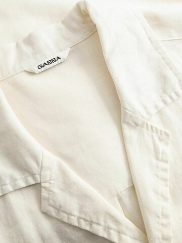 Coupe regular Chemise ' GABtemo ' GABBA en blanc