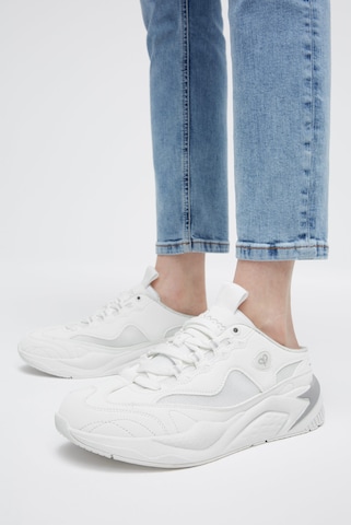 Soccx Sneakers in White: front
