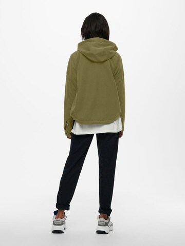 Veste mi-saison 'SKYLAR' Only Tall en vert