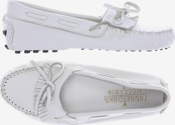 Minnetonka Flats & Loafers in 37,5 in White: front