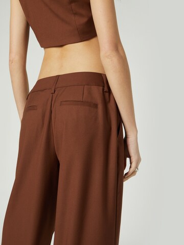 Wide Leg Pantalon à plis 'Dion' Bella x ABOUT YOU en marron