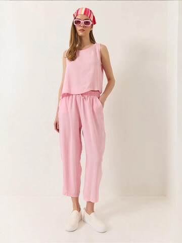 Completo pantalone di Bianco Lucci in rosa: frontale