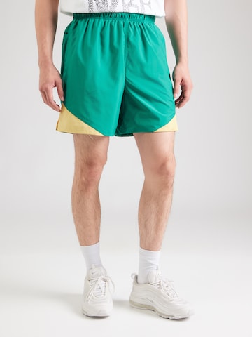 Nike Sportswear - Loosefit Pantalón 'WR' en verde: frente