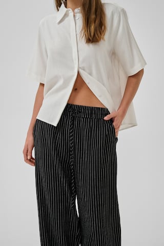 My Essential Wardrobe Wide leg Broek 'Jannie' in Zwart