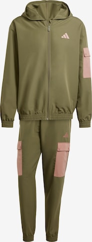 ADIDAS SPORTSWEAR Treenipuku 'Sportswear Woven Cargo Track' värissä vihreä: etupuoli