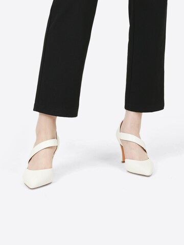 Dream Pairs Pumps in White