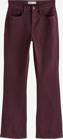 Jean Next en rouge : devant