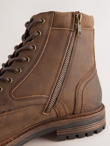 Next - Botas con cordones en marrón