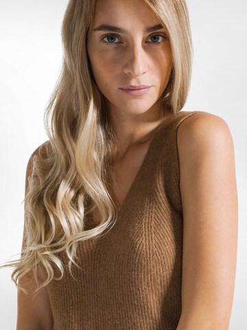 Top di DEHA in marrone