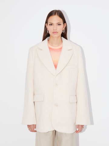 LeGer Premium Ανοιξιάτικο και φθινοπωρινό παλτό 'GABRIELE' σε μπεζ: μπροστά