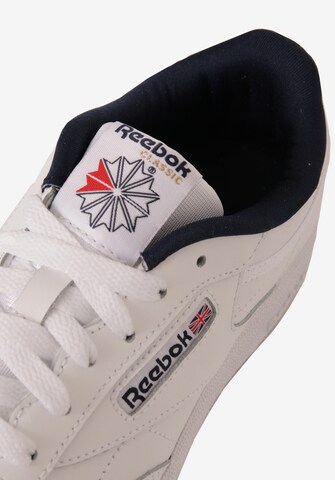 Reebok Classics حذاء رياضي بـ أبيض