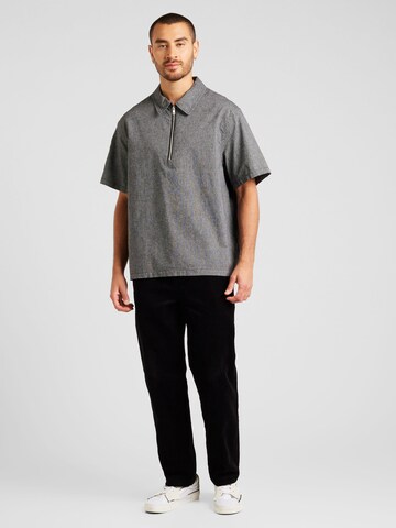WEEKDAY - Camiseta 'Dejan' en negro