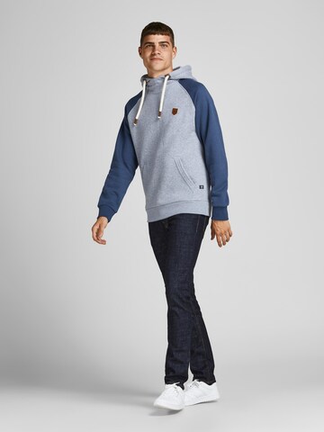 Sweat-shirt 'JPRBLUTOM' JACK & JONES en gris