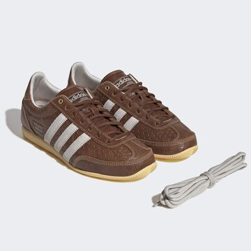 ADIDAS ORIGINALS - Sapatilhas baixas 'Japan' em castanho