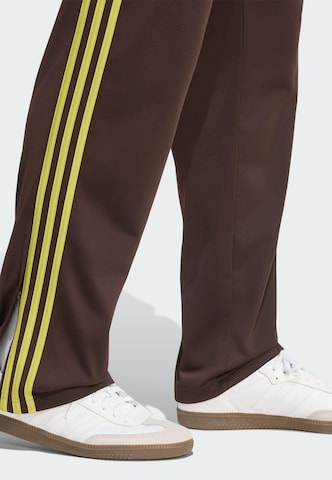 ADIDAS ORIGINALS - Regular Calças 'Firebird' em castanho