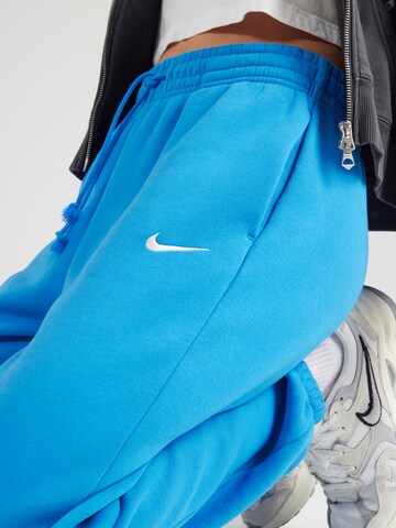 Nike Sportswear Tapered Broek 'Sportswear Phoenix' in Blauw