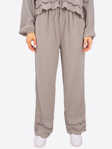 Seasons of April Wide leg Broek 'Ines' in Bruin: voorkant