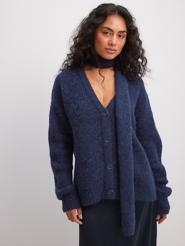 Cardigan NA-KD en bleu : devant