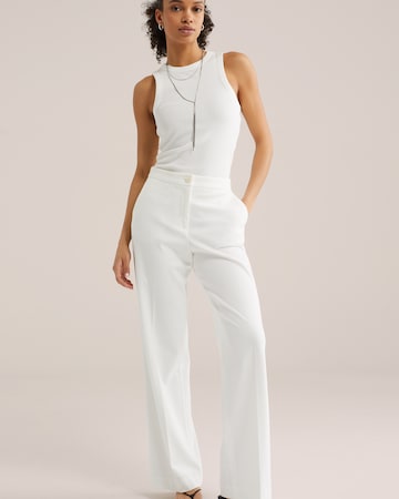 WE Fashion - regular Pantalón de pinzas en blanco