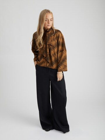 Peppercorn - Blusa 'Samira' em castanho