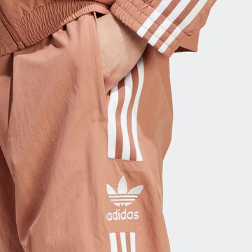 ruda ADIDAS ORIGINALS Siaurėjantis Kelnės 'Adicolor Classics Lock-Up Trefoil'