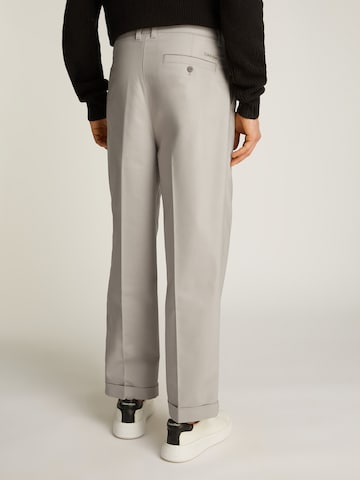 Loosefit Pantaloni con piega frontale di Calvin Klein Jeans in grigio