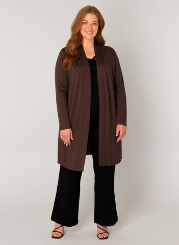 BASE LEVEL CURVY Strickjacke in Braun: Vorderseite