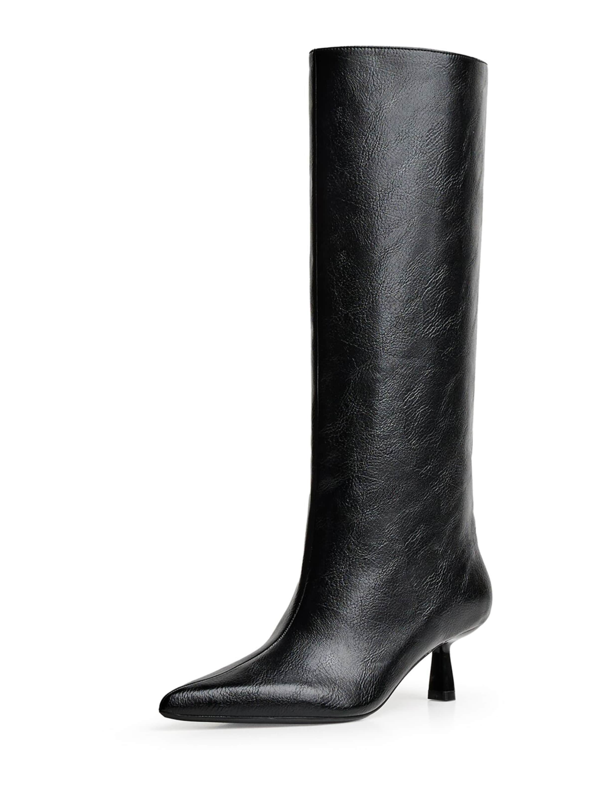 Cizme de la Bershka pe negru: față