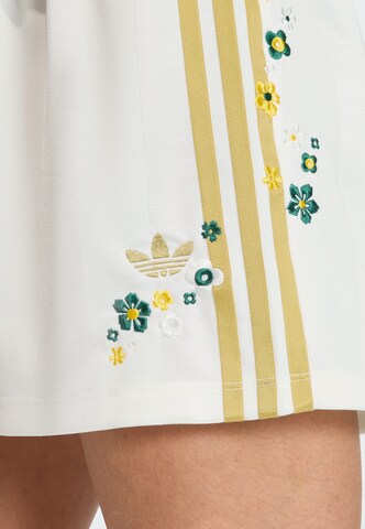 ADIDAS ORIGINALS Loosefit Shorts 'Adidas Originals x Liberty London Firebird' in Weiß