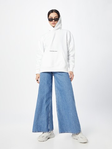 Sweat-shirt 'Institutional' Calvin Klein Jeans en blanc