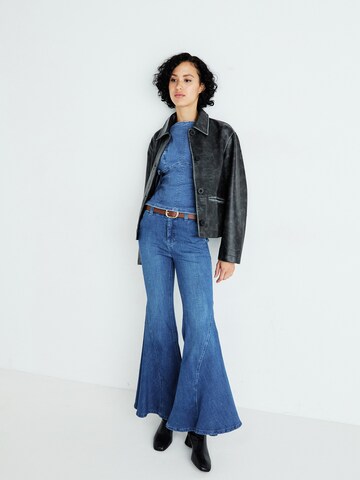 Free People Flared Jeans in Blauw