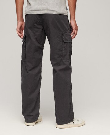 Superdry Loosefit Cargobroek in Grijs