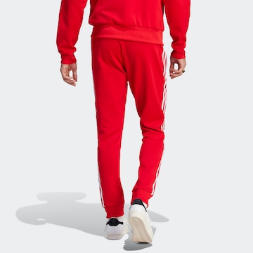 ADIDAS ORIGINALS Zwężany krój Spodnie 'Adicolor Classics Sst' w kolorze czerwony