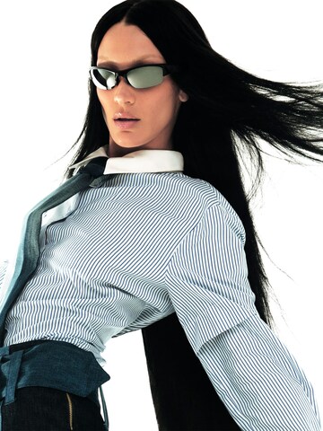 Bella x ABOUT YOU Blus 'Maria' i blå