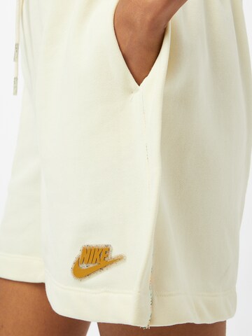 Regular Pantalon Nike Sportswear en blanc