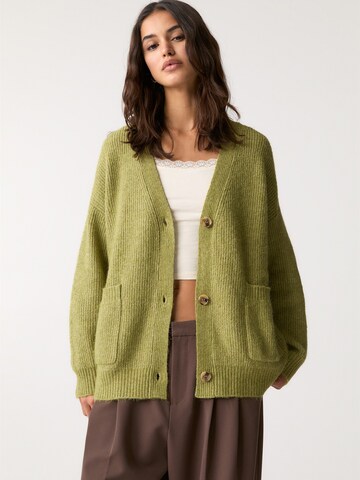 Pull&Bear Strickjacke in Grün: Vorderseite