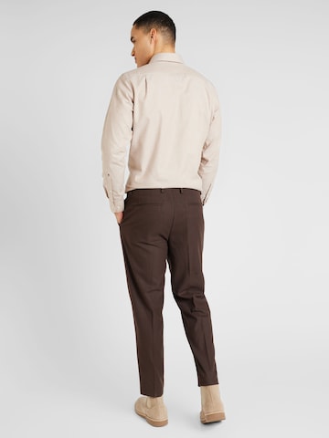 TOPMAN Tapered Παντελόνι με τσάκιση σε καφέ