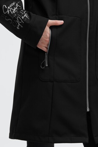Soccx Lange Softshelljacke mit Kapuze und Logo Artworks in Schwarz