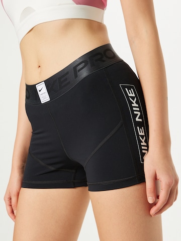 NIKE Skinny Shorts in Schwarz