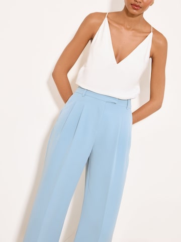 Wide leg Pantaloni con pieghe di Lipsy in blu