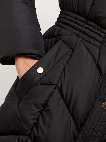 Lipsy Преходно палто в черно