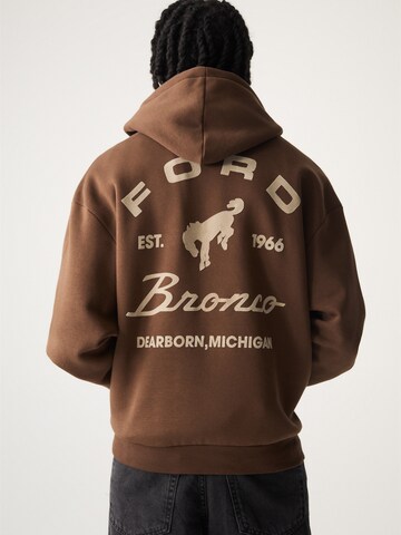 Pull&Bear Суичър в кафяво: отпред