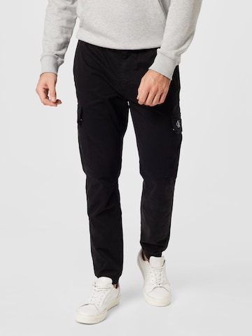 Calvin Klein Jeans Tapered Hose in Schwarz: predná strana