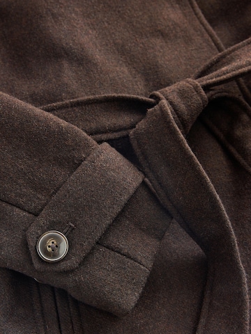 Next Mantel in Braun