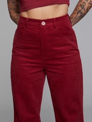 ABOUT YOU x Sharlota جينز ذات سيقان واسعة سراويل 'Mona' بلون أحمر