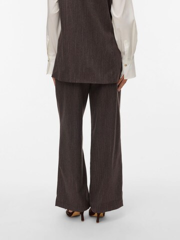 VERO MODA - regular Pantalón plisado en marrón