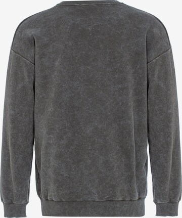 Redbridge Sweatshirt 'Batley' in Grau